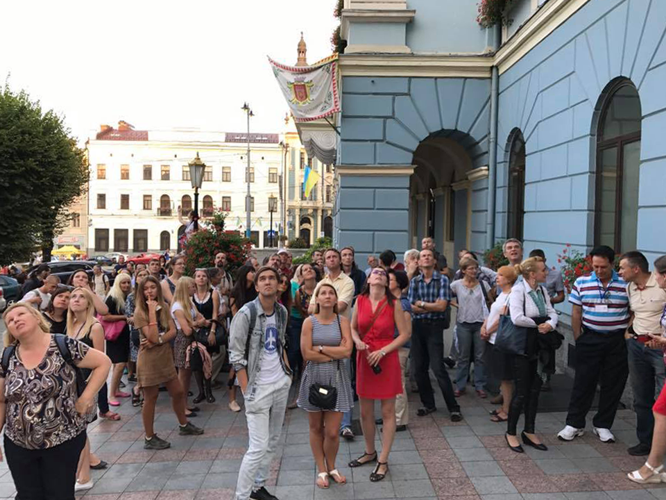 Учасники конференції під час екскурсії Чернівцями, біля Ратуші